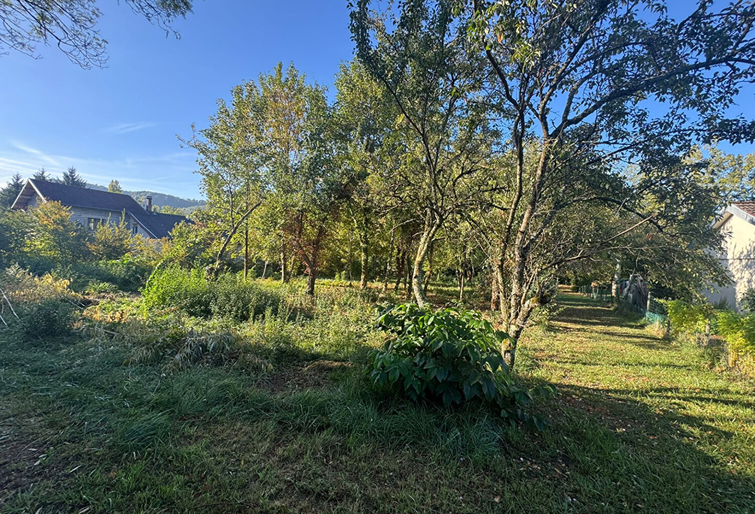 Terrain constructible de 2 451 m2 à PERRIGNY — photo 1