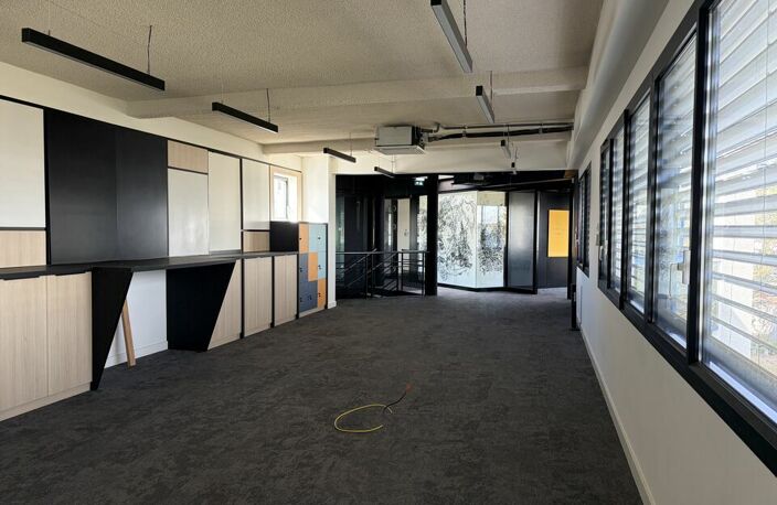 MIXTE ACTIVITES-BUREAUX à LOUER — photo 5