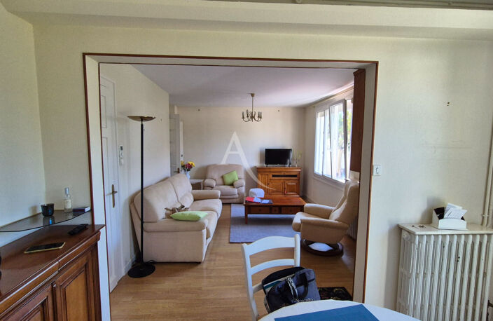Maison à étage avec jardin clos et garage — photo 4