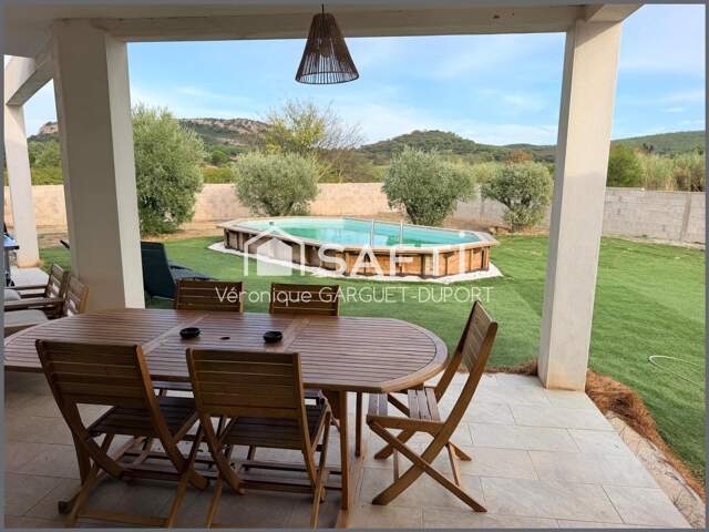 Villa de plain-pied avec piscine et vue dégagée — photo du bien