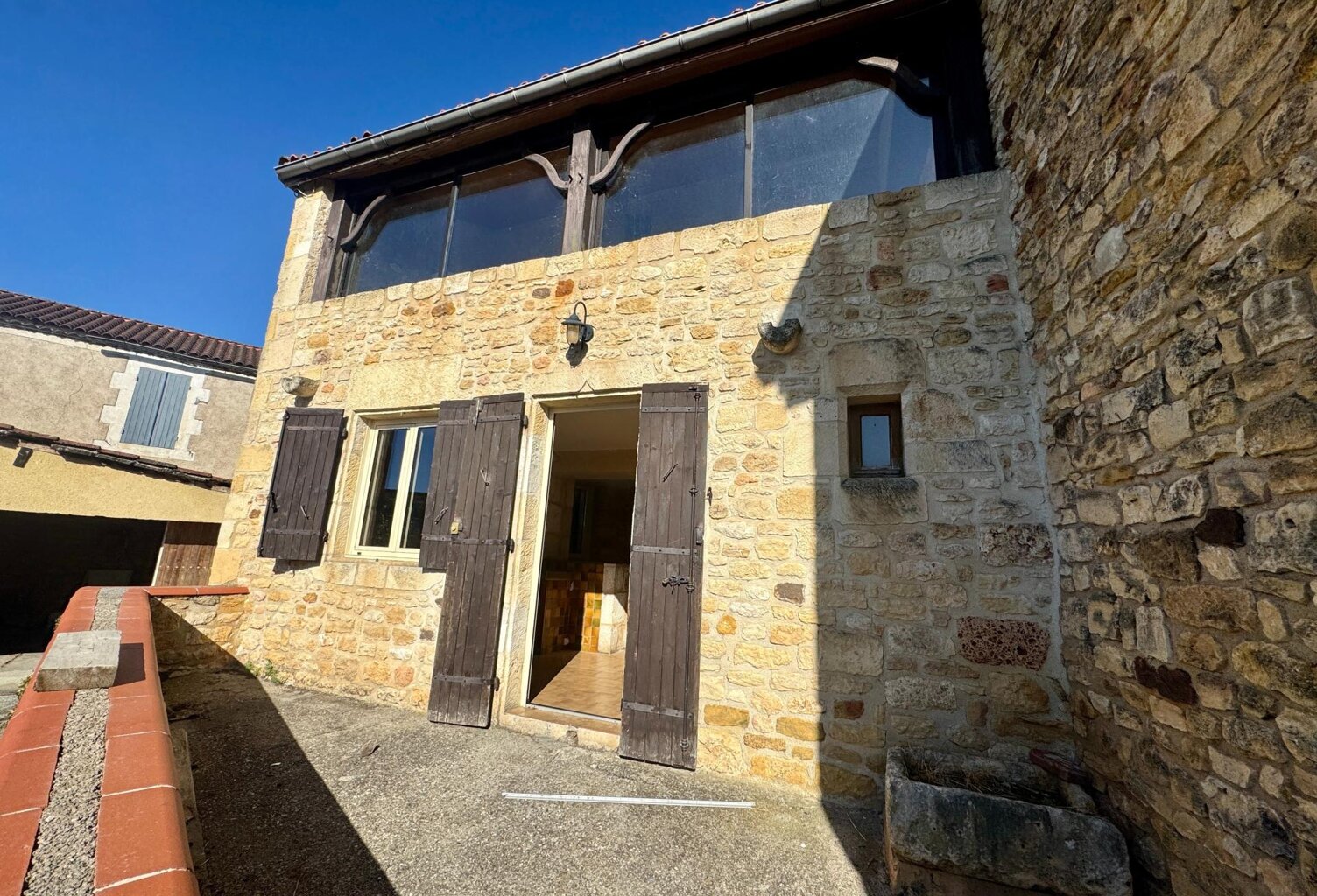 Maison en pierre avec cour et garage — photo 1