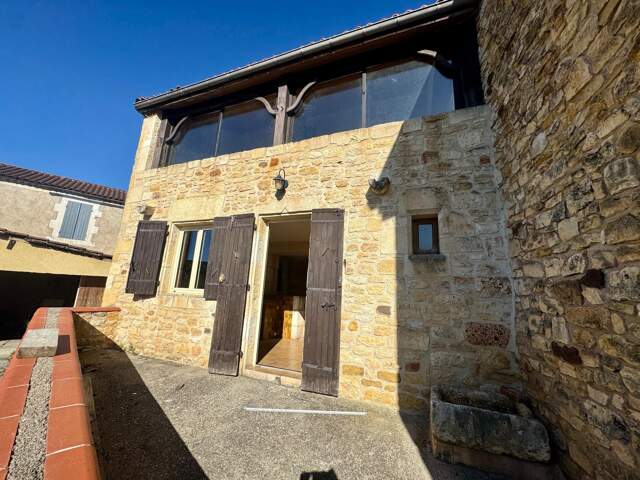 Maison en pierre avec cour et garage — photo du bien
