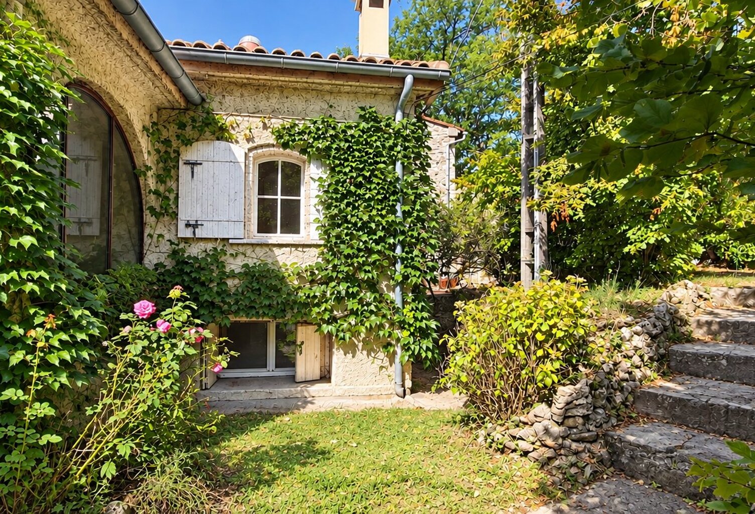 Cadre exceptionnel  Maison lumineuse avec vue, parc en bord de rivière — photo 1