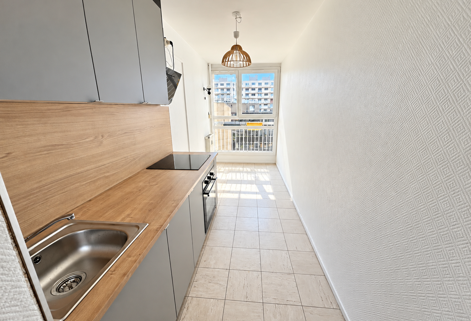 F2 - CENTRE DEUX avec garage et cave — photo 1