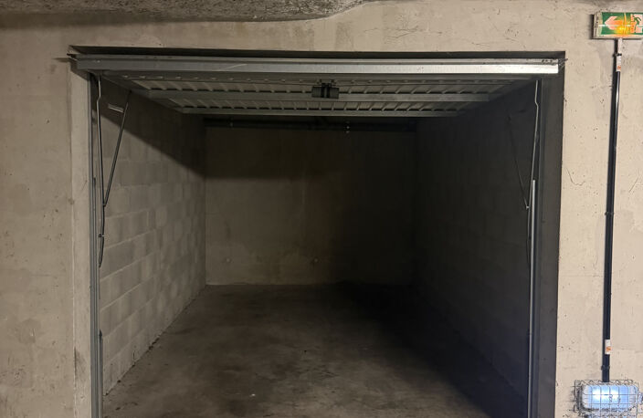 GARAGE GRENOBLE  - 35 rue des arts et Métiers - — photo 3