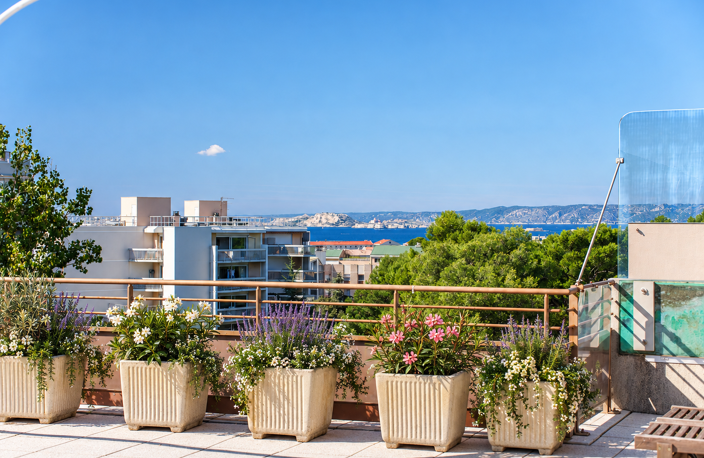 Sainte Anne: DERNIER ETAGE, T4 116m2 avec TERRASSE PLEIN CIEL de 102m2 avec VUE MER et GARAGES (prix en sus) — photo 2