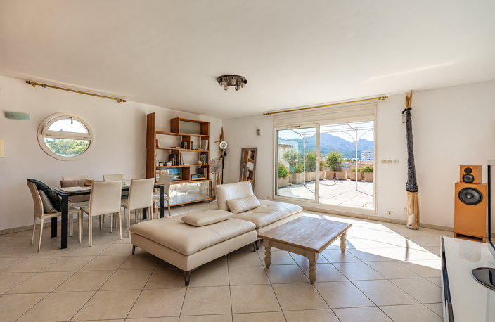 Sainte Anne: DERNIER ETAGE, T4 116m2 avec TERRASSE PLEIN CIEL de 102m2 avec VUE MER et GARAGES (prix en sus) — photo 5