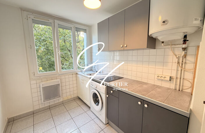 SEYSSINET-PARISET - APPARTEMENT T1 - MEUBLE — photo 2