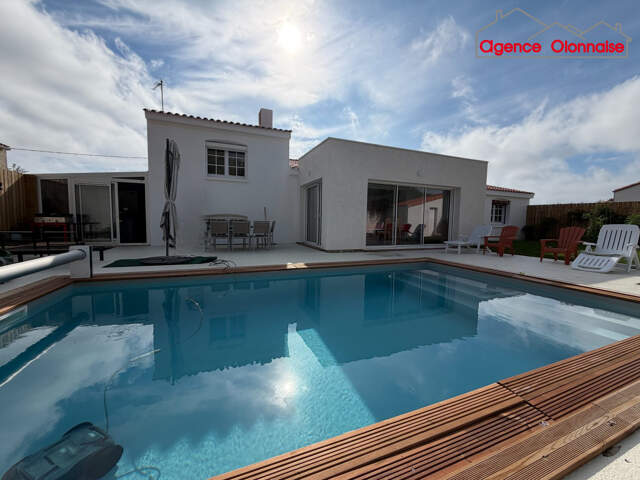 Maison avec piscine — photo du bien