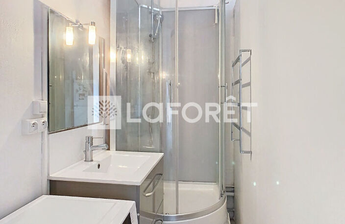 LYON 8e - RUE PAUL CAZENEUVE — photo 4