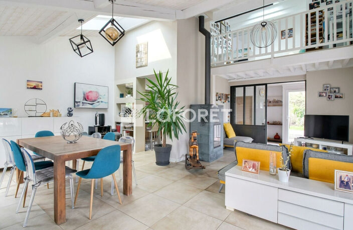 Maison rénovée de 125 m² à Saint-Just-Saint-Rambert 3 chambres, bureau, piscine et terrain de 800 m² — photo 2