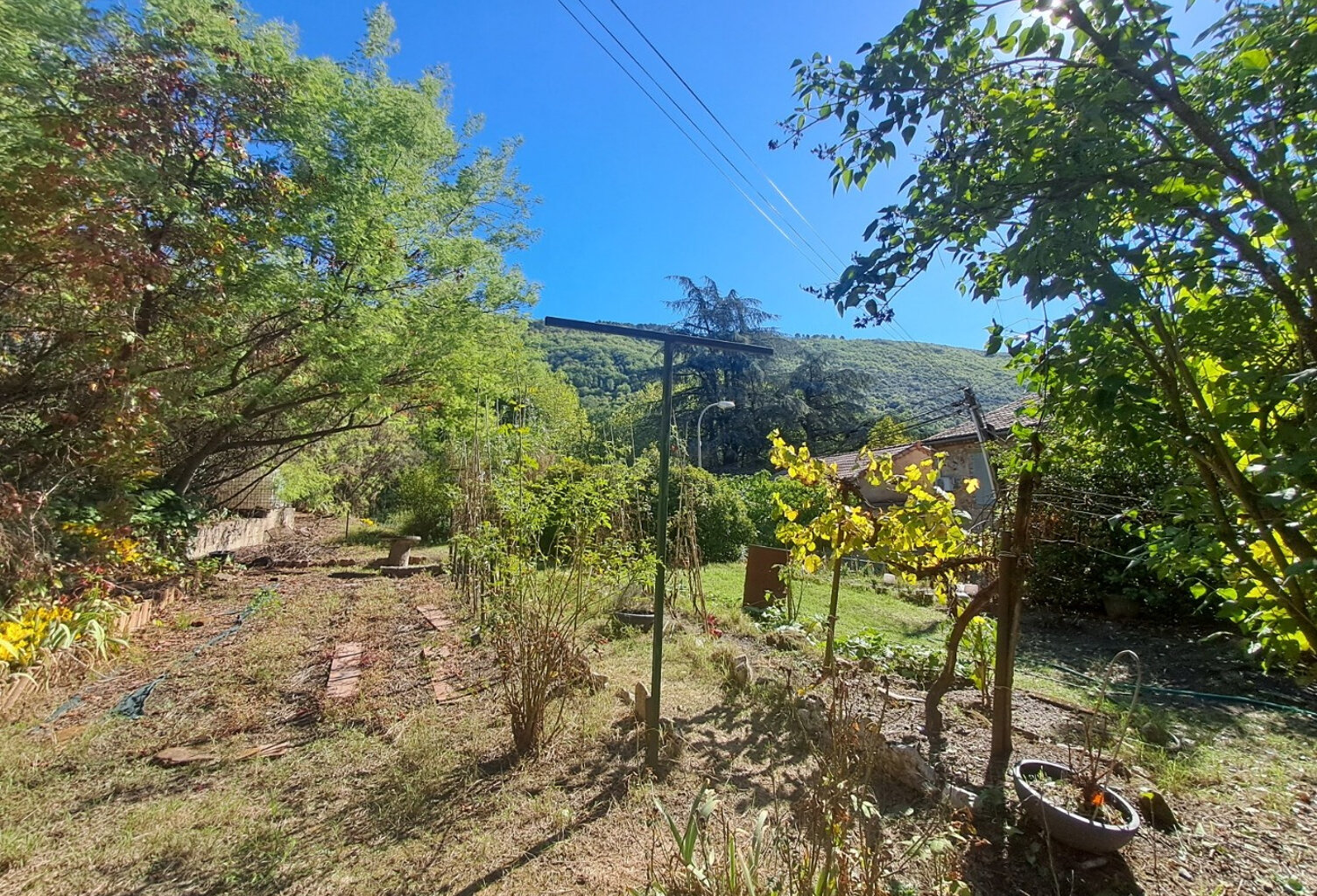 Terrain constructible de 561 m2 avec mazet à réhabiliter — Proche Saint-Paul-le-Jeune — photo 1