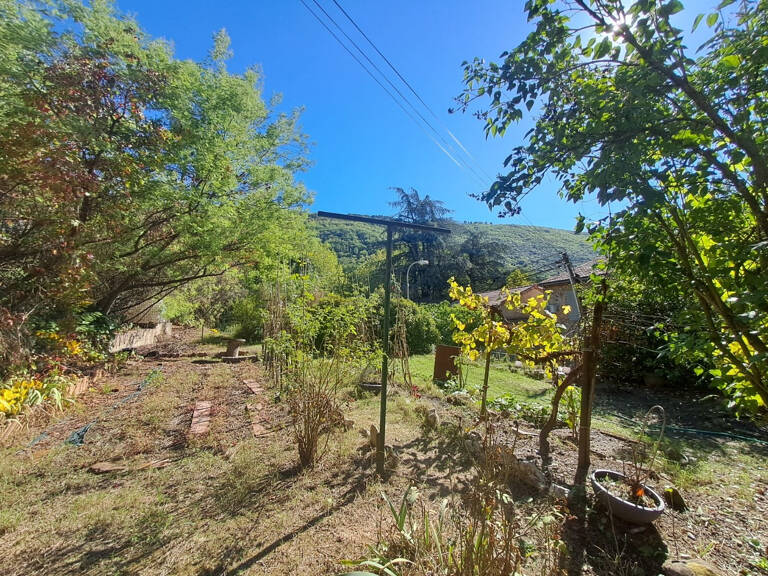 Terrain constructible de 561 m2 avec mazet à réhabiliter — Proche Saint-Paul-le-Jeune — photo 1