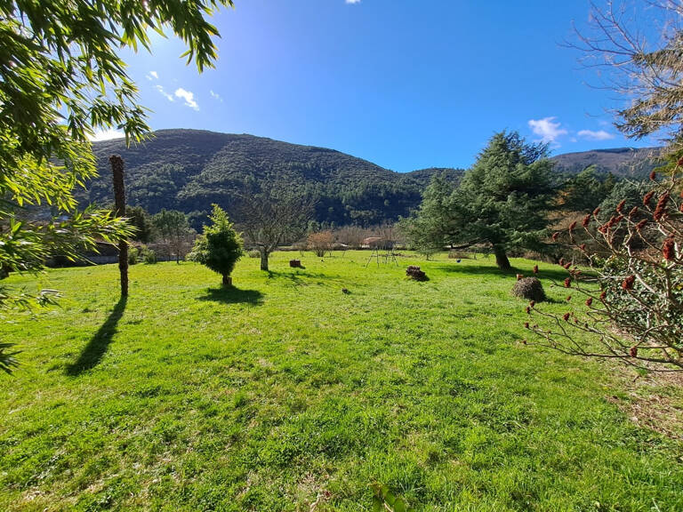 Lot : maison de 3 appartements et terrain constructible de 7000 m2 — photo 1