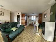 MAISON DE PLAIN-PIED à ARGENTON L'EGLISE:<br>Entrée dans salon — photo 2