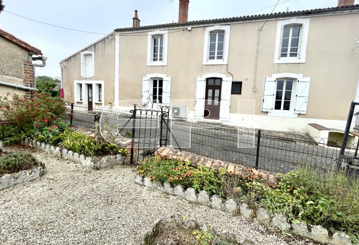 7 Km ST-VARENT, 6 Km AIRVAULT <br>Maison avec possibilité de cr — photo 1