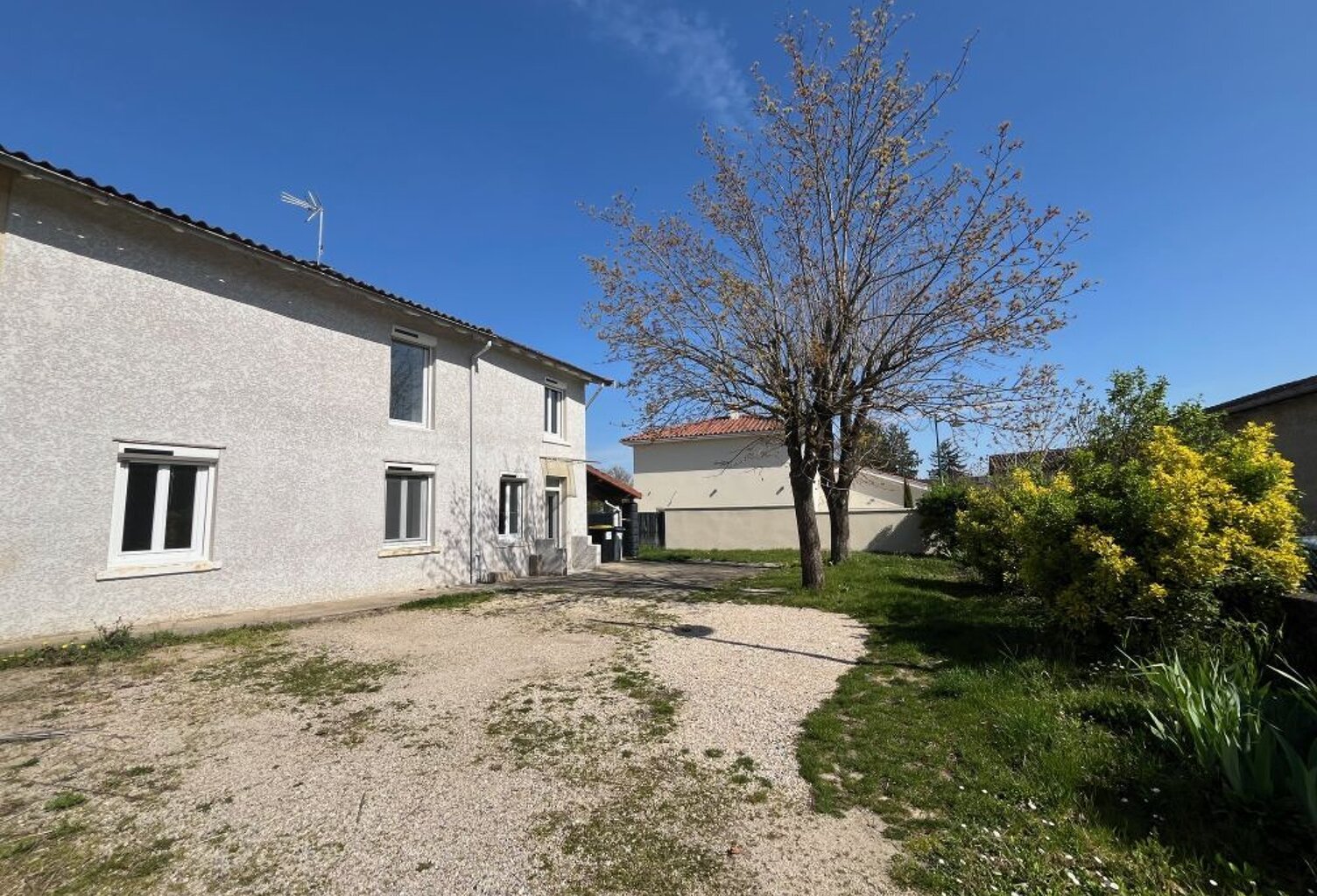 À VENDRE - Maison spacieuse de 151 m² à Saint-Maurice-de-Gourdans — photo 1
