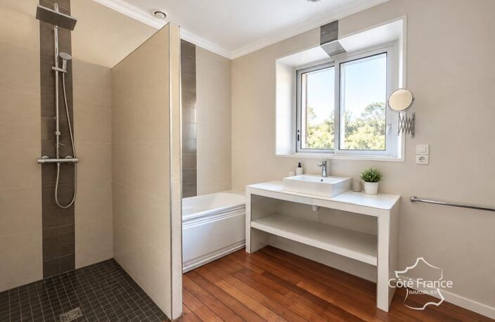 PROPRIÉTÉ DE CARACTÈRE AVEC INSTALLATIONS ÉQUESTRES, PISCINE — photo 4