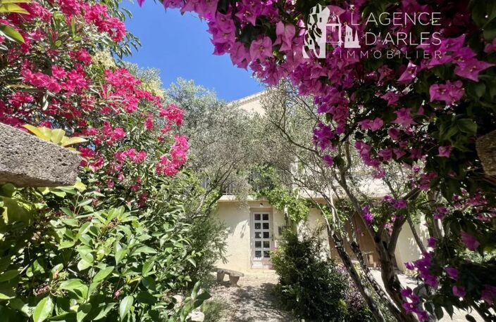Arles Monplaisir – Élégante maison -  220m² de volumes et un jardin préservé au calme — photo 2