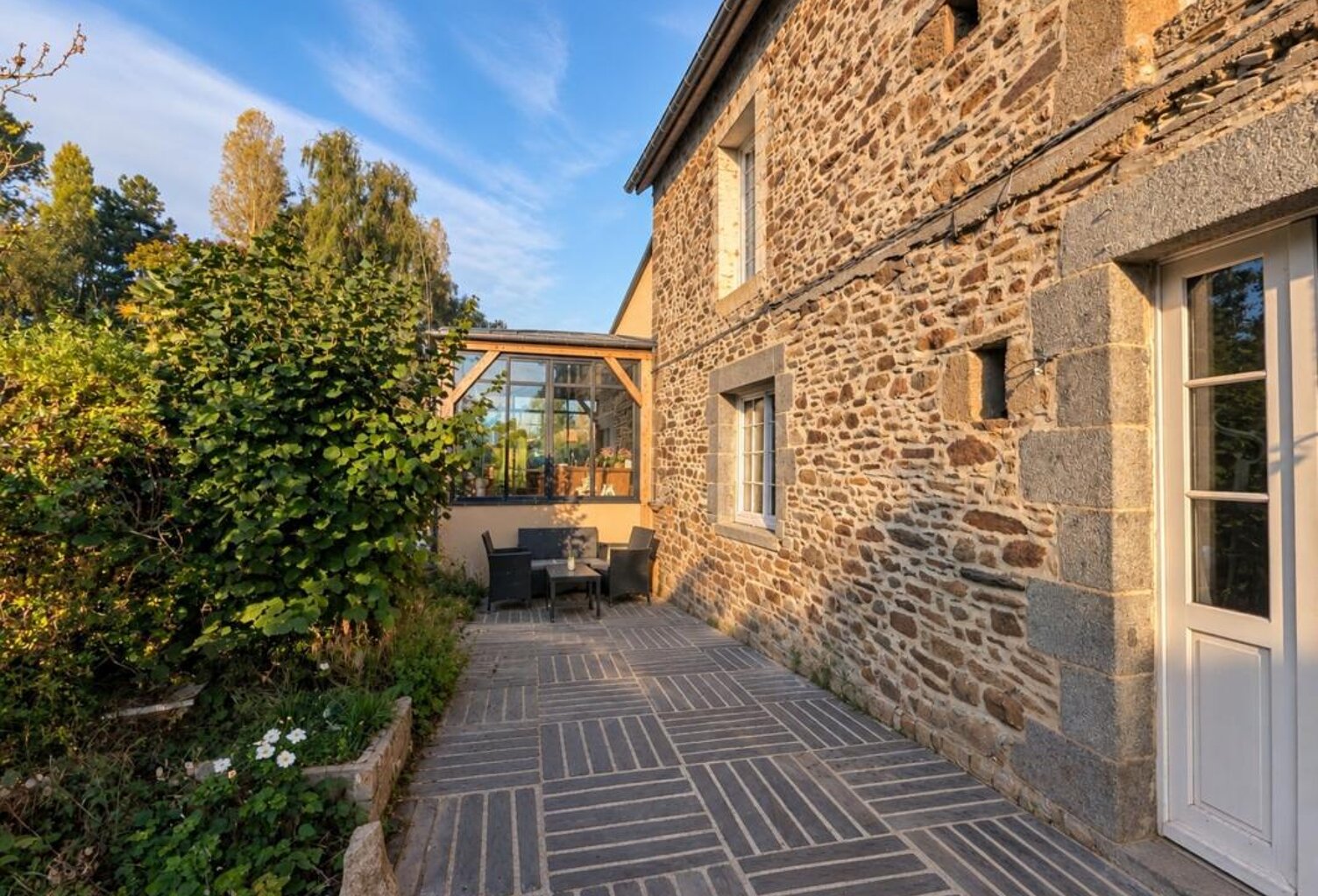 LONGÈRE EN PIERRE RÉNOVÉE AVEC VÉRANDA DE 30 M² – SAINT-GUINOUX — photo 1