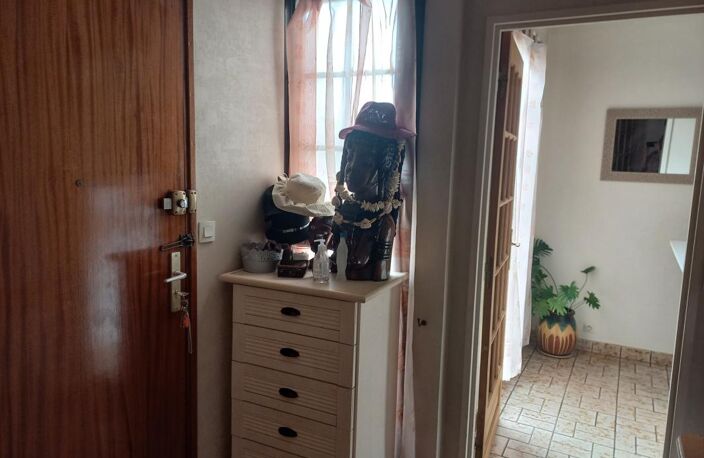 VIERZON,appartement en rez de jardin,trois chambres,avec vaste terrasse,parking en sous sol et cave — photo 2