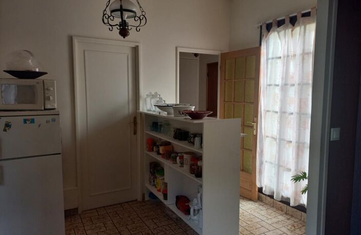VIERZON,appartement en rez de jardin,trois chambres,avec vaste terrasse,parking en sous sol et cave — photo 3