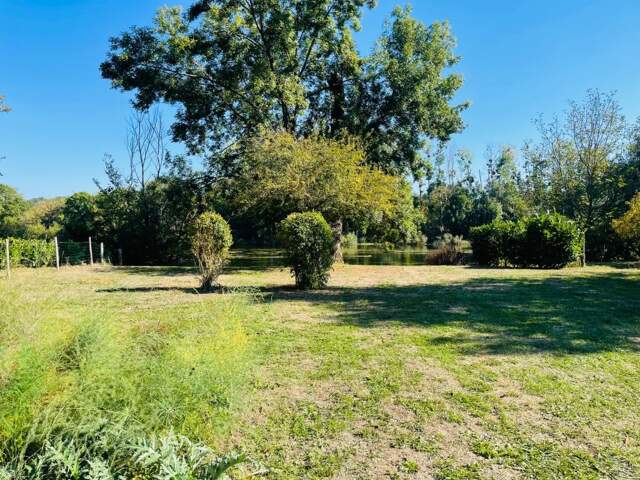 Terrain à vendre * Au bord de la Vienne * Un Véritable Havre de Paix * Terrain Arboré de 1 269 m²  CHAUVIGNY (86) — photo du bien