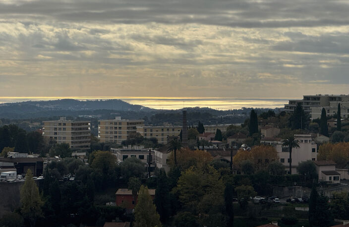 Grasse central, beau 2 pièces lumineux vue mer parfait état — photo 4