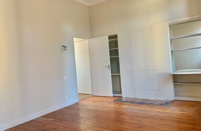 Location T6 de 214 m² rue Croix Baragnon avec cave et parking — photo 4