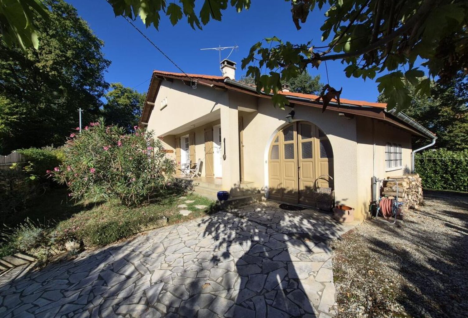 À vendre, Castelnau-Magnoac (Hautes-Pyrénées) : maison de plain-pied, 3 chambres, garage et jardin de 998m², emplacement au calme, à quelques pas seulement du village — photo 1