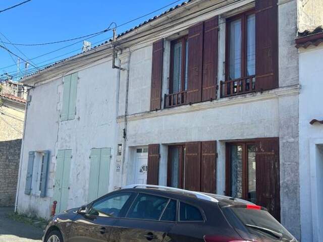Pont L'Abbé d'Arnoult, maison de ville louée avec 3 chambres, courette et jardinet — photo du bien