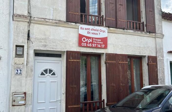 Pont L'Abbé d'Arnoult, maison de ville louée avec 3 chambres, courette et jardinet — photo 2
