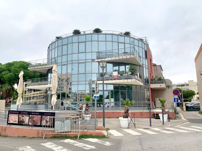**À louer – Local commercial de 135 m² à Balaruc-les-Bains** — photo 1