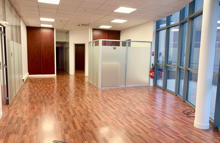 **À louer – Local commercial de 135 m² à Balaruc-les-Bains** — photo 2