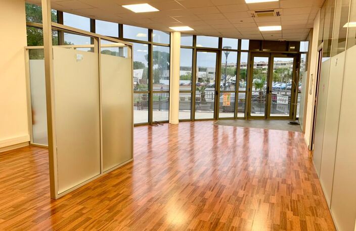 **À louer – Local commercial de 135 m² à Balaruc-les-Bains** — photo 3