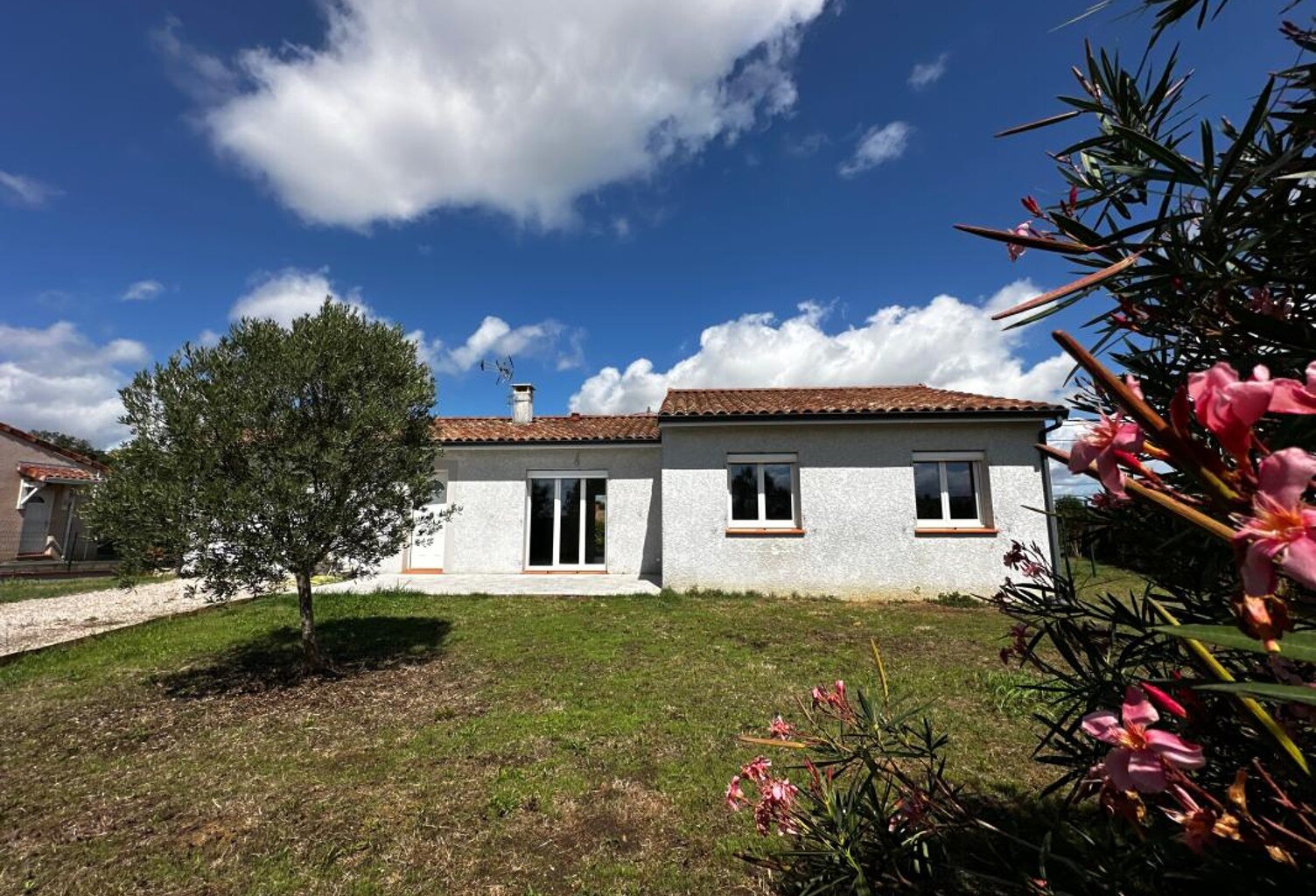 MAISON DE PLAIN-PIED – 3 CHAMBRES – GARAGE – TERRAIN 834 M² – VENDUE LOUÉE — photo 1