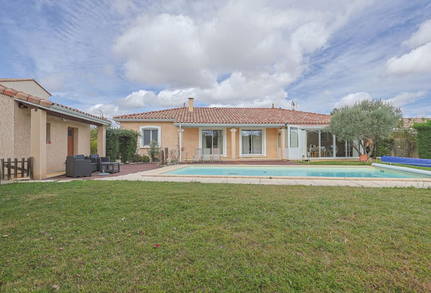 JOLIE MAISON DE PLAIN PIEDS T5 DE 113 M2 SUR 1100 M2 DE TERRAIN AVEC PSICINE — photo 1