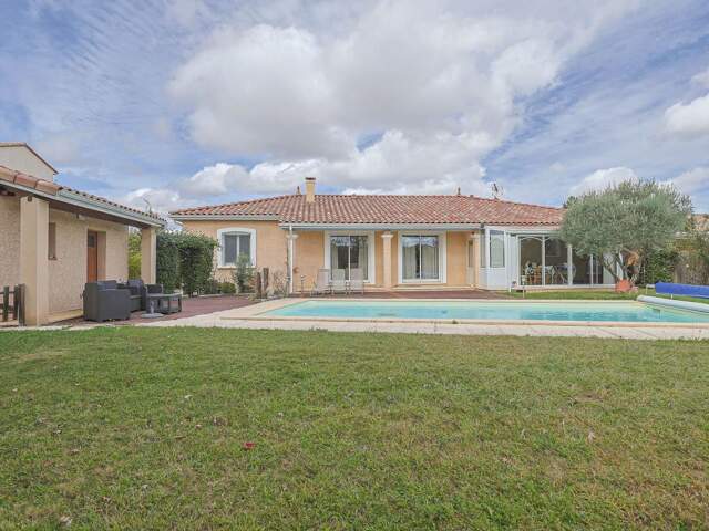 JOLIE MAISON DE PLAIN PIEDS T5 DE 113 M2 SUR 1100 M2 DE TERRAIN AVEC PSICINE — photo du bien