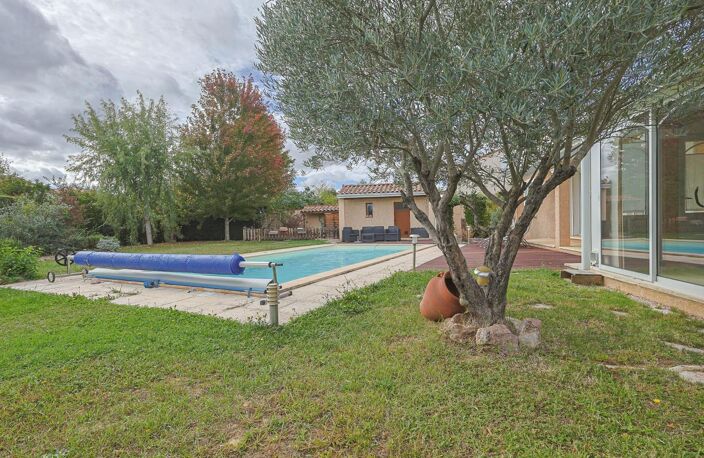 JOLIE MAISON DE PLAIN PIEDS T5 DE 113 M2 SUR 1100 M2 DE TERRAIN AVEC PSICINE — photo 2