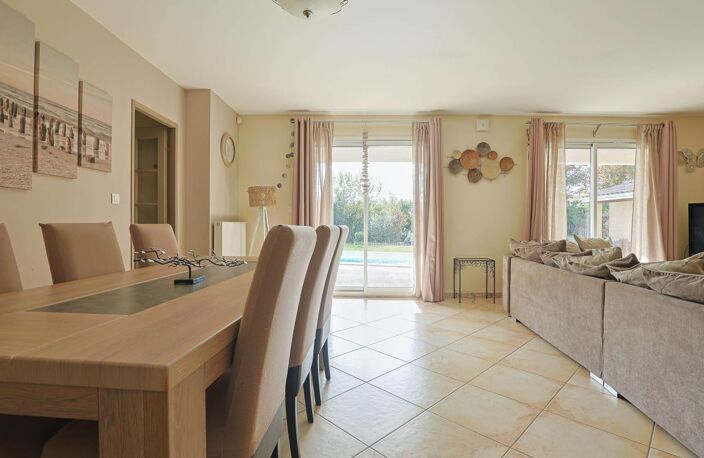 JOLIE MAISON DE PLAIN PIEDS T5 DE 113 M2 SUR 1100 M2 DE TERRAIN AVEC PSICINE — photo 4