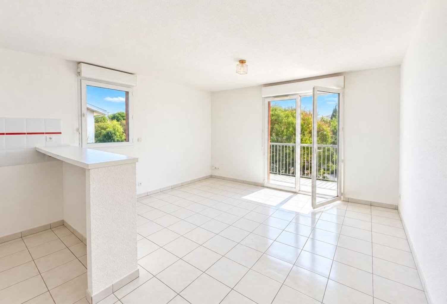 Appartement À Vendre T3 AVEC BALCON ET PARKING À CUGNAUX — photo 1