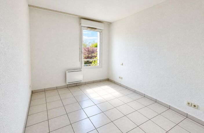 Appartement À Vendre T3 AVEC BALCON ET PARKING À CUGNAUX — photo 4