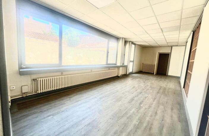 Bureau 116 m² - Saintes — photo 4
