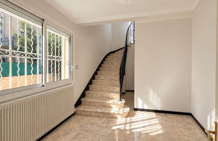 NÎMES – Maison familiale de 134,67 m² avec bel extérieur et véranda — photo 2
