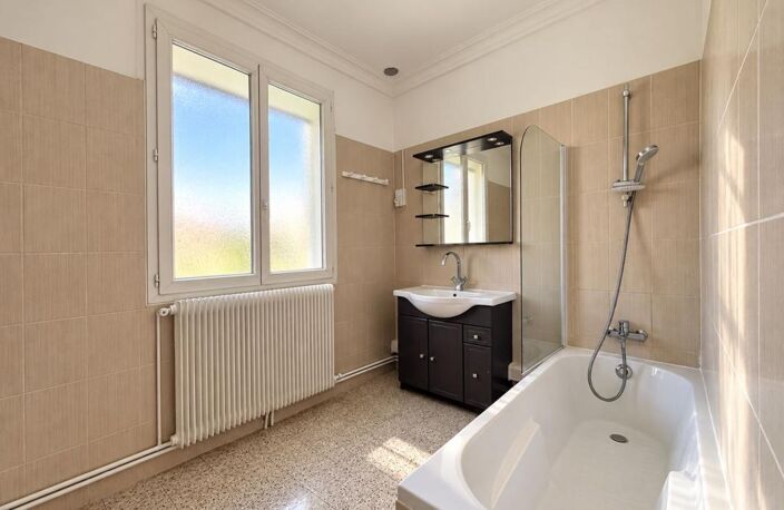NÎMES – Maison familiale de 134,67 m² avec bel extérieur et véranda — photo 3