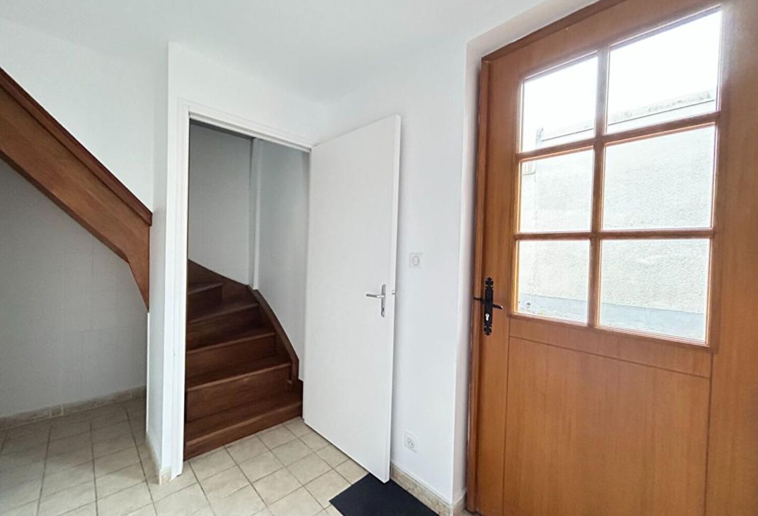 Appartement meublé F2 à louer à la Ferté Saint Aubin — photo 1