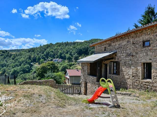 Ferme P5 en campagne àrénover sur un ensemble de 2000 m² de parcelles vendre à THURINS (69) — photo du bien