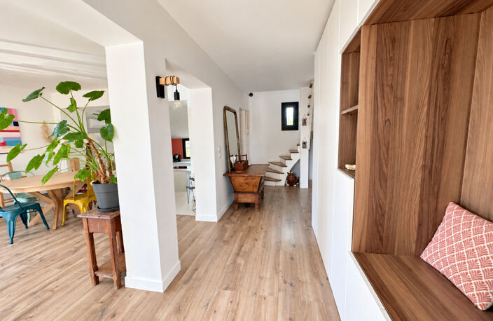 SAINT-CLÉMENT-DE-RIVIÈRE – MAISON RÉNOVÉE DE 145 M² AVEC PISCINE SUR UN TERRAIN DE 840 M² — photo 4
