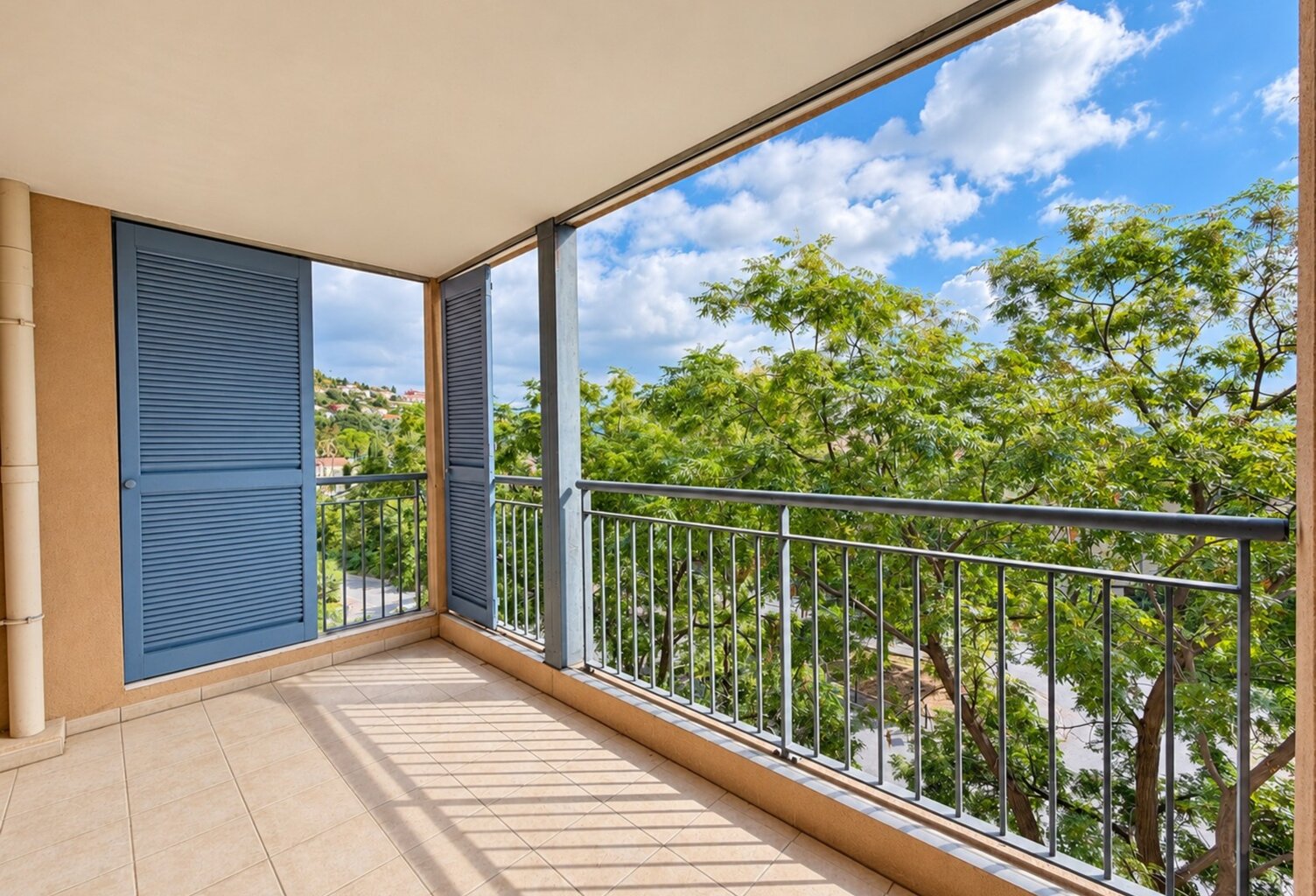 Appartement  T4 à rénover, 85 m², terrasse couverte et garage GRASSE (06) — photo 1
