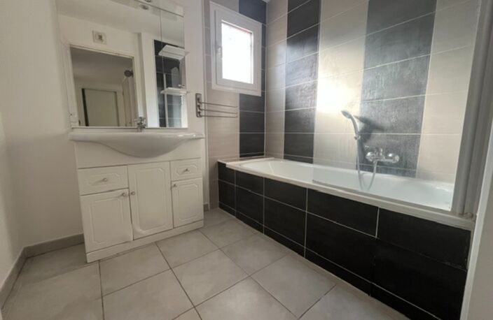 Appartement à vendre 3 pièces proche mer & commercesST Raphael (83) — photo 4